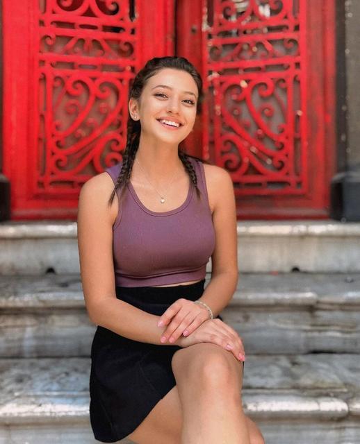 YOLUN KARŞISINA GEÇERKEN OTOMOBİLİN ÇARPTIĞI GENÇ SAĞLIK TEKNİSYENİ HAYATINI KAYBETTİ OLAY SONRASI KAÇAN OTOMOBİL SÜRÜCÜ YAKALANARAK TUTUKLANDI