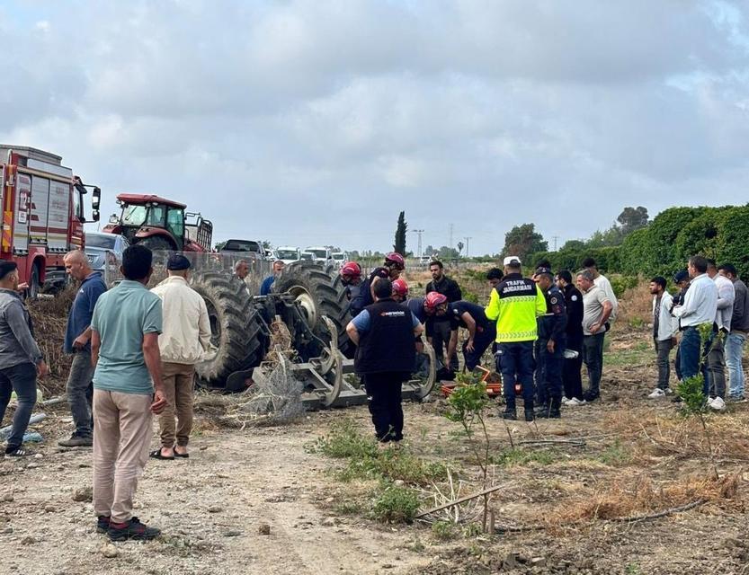 Devrilen traktörün altında kalan sürücü hayatını kaybetti