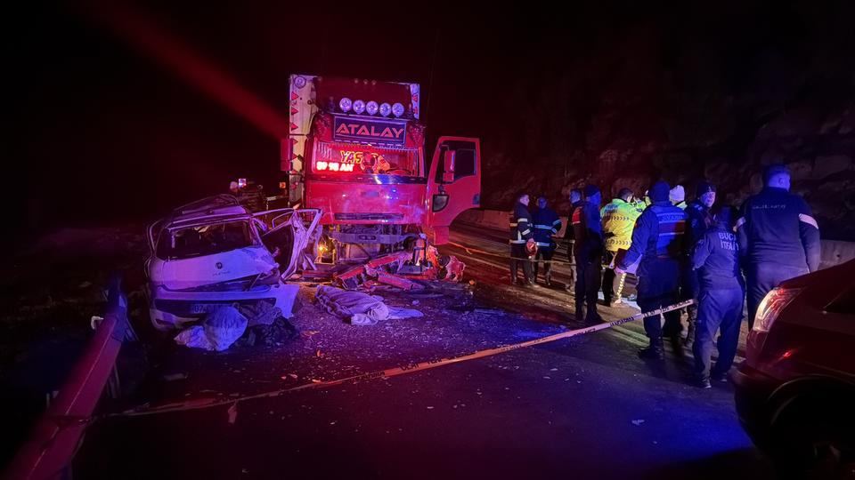 Karayolunda feci kaza: 1 ölü, 4 yaralı