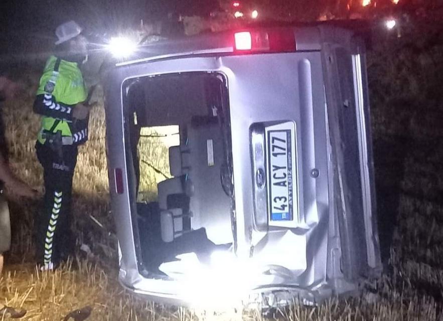 KÜTAHYA'DA YOLDAN ÇIKAN HAFİF TİCARİ ARAÇ TARLAYA DEVRİLDİ: 1 ÖLÜ, 1 YARALI