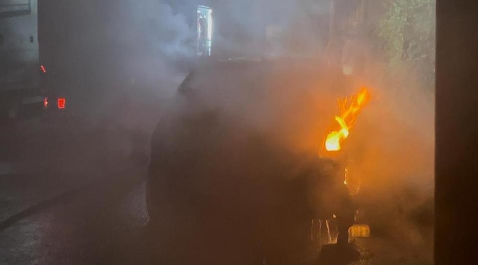 Otomobil gece yarısı alev aldı