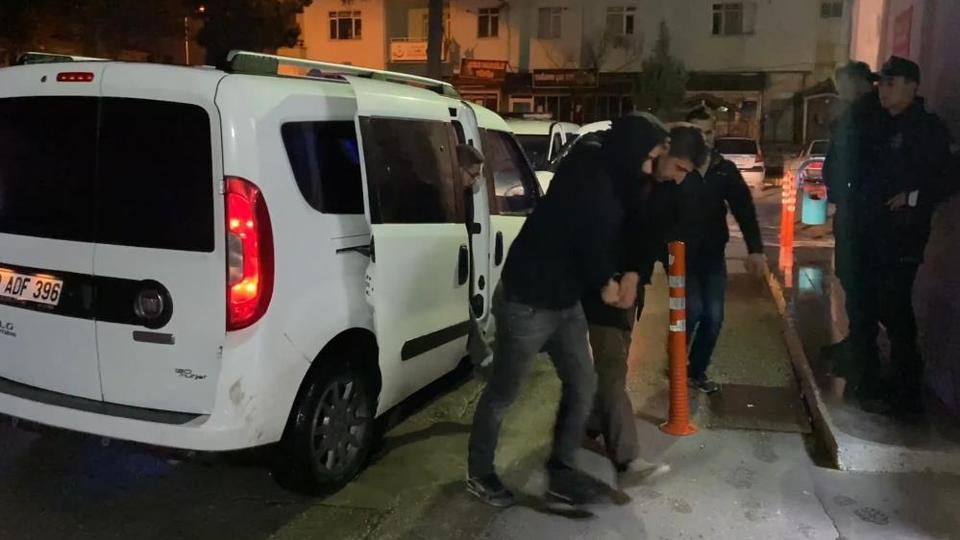 Babasını öldürüp kaçtı