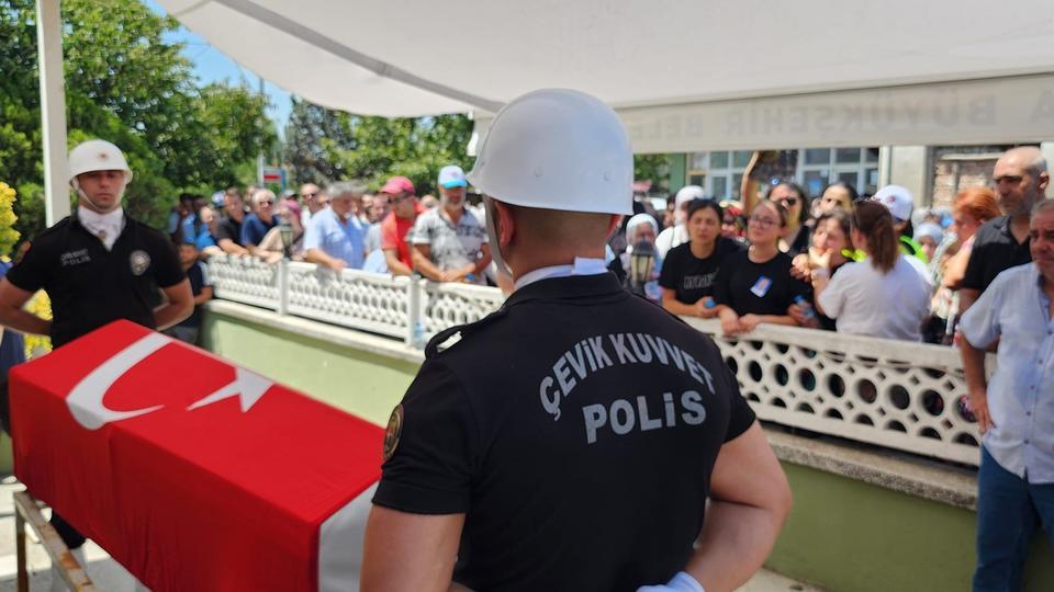 TRAFİK KAZASINDA HAYATINI KAYBEDEN POLİS VE AİLESİ TOPRAĞA VERİLDİ AYNI AİLEDEN 3 KİŞİNİN CENAZESİNE KATILANLAR GÖZYAŞLARINA BOĞULDU