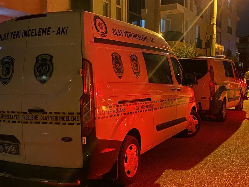 KAPI ÖNÜNDEKİ KAVGA CİNAYETLE SONUÇLANDI: TARTIŞTIĞI KADINI BIÇAKLAYARAK ÖLDÜRDÜ EVİNE GİDİP TARTIŞTIĞI KADINI BIÇAKLAYARAK ÖLDÜREN GENÇ KIZ VE ARKADAŞI GÖZALTINA ALINDI