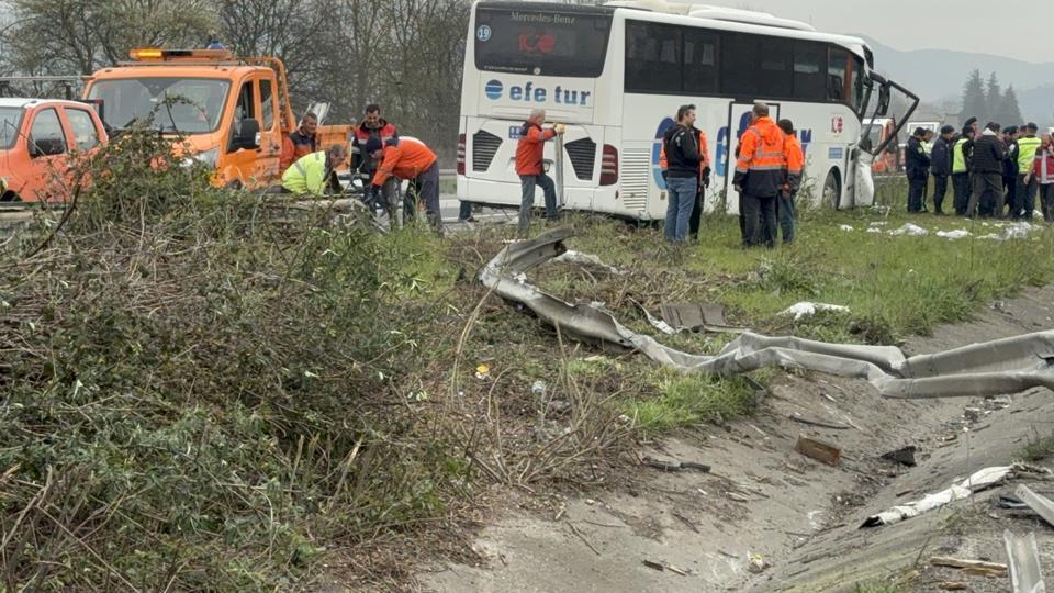 TIRLA ÇARPIŞAN OTOBÜS REFÜJE ÇIKTI: 1'İ AĞIR 15 YARALI