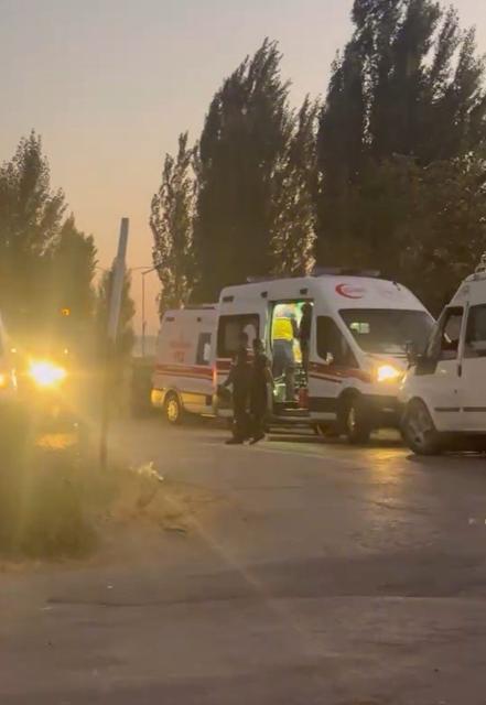 Tarım işçilerini taşıyan minibüsle kamyon çarpıştı: 20 yaralı