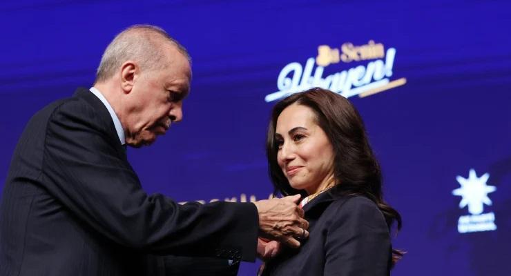 AK Parti, ikinci ‘Özlem’e rozet taktı