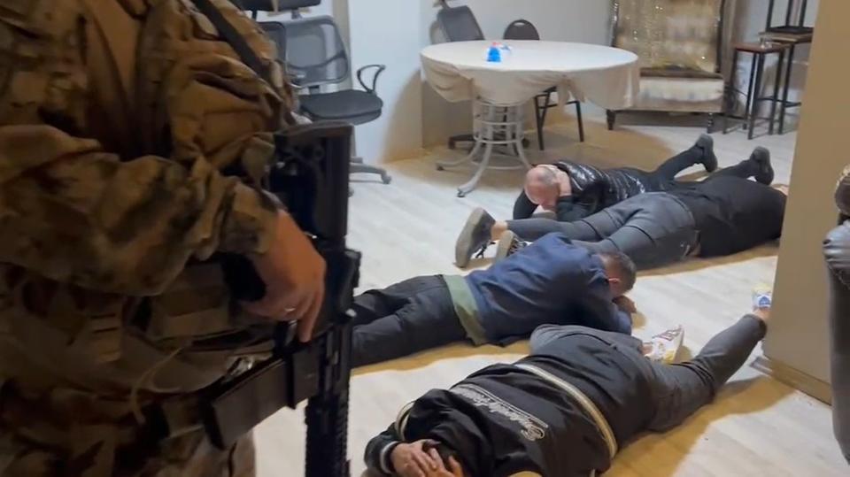 İZMİR'DE ÜNLÜ GECE KULÜBÜNE UYUŞTURUCU BASKINI: 3'Ü POLİS 24 GÖZALTI ZİREK KARDEŞLER VE ALABAYLAR SUÇ ÖRGÜTÜNE NEFES KESEN OPERASYON GECE KULÜPLERİNİ KENDİLERİNE PARAVAN OLARAK KULLANIP PARALARI AKLIYORLARDI