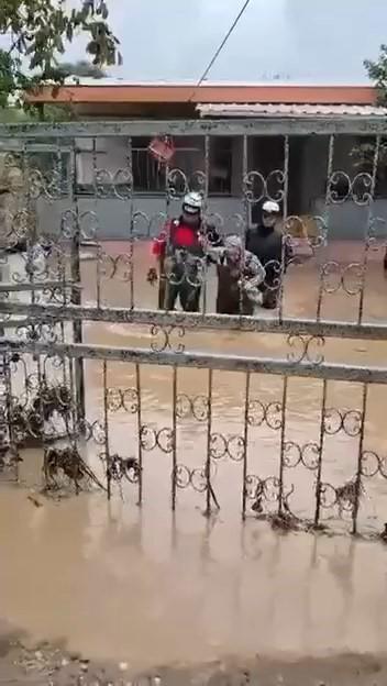 Taşkında mahsur kalanlar kurtarıldı