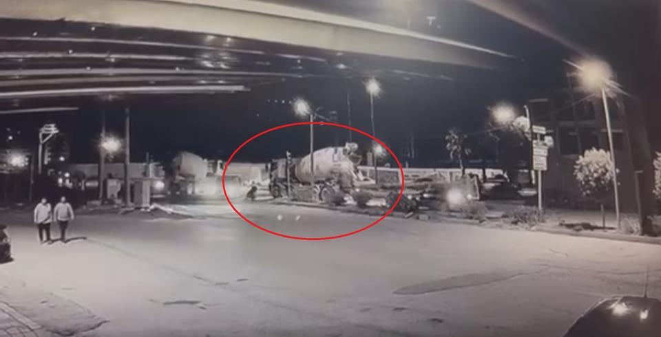 Beton mikserinin ezdiği motosikletin sürücüsü ölümden döndü