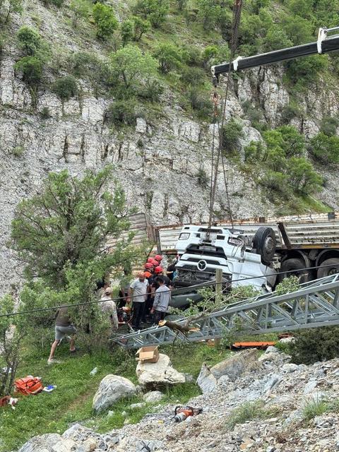 Tırda sıkışan sürücü hayatını kaybetti
