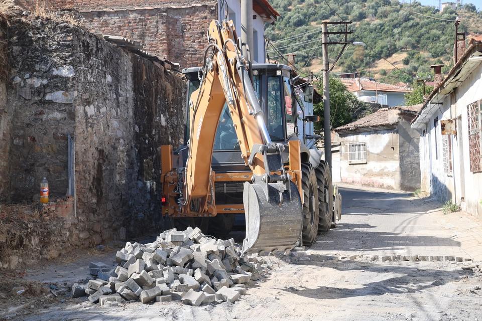 Koçarlı’da yol yenileme çalışmaları sürüyor