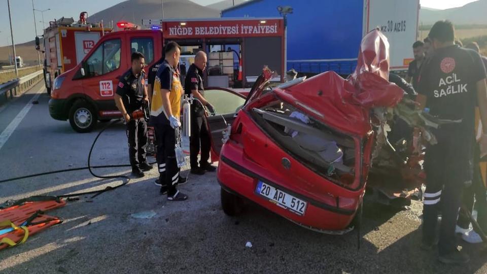 Otoyolda feci kaza: 2 ölü, 3 yaralı