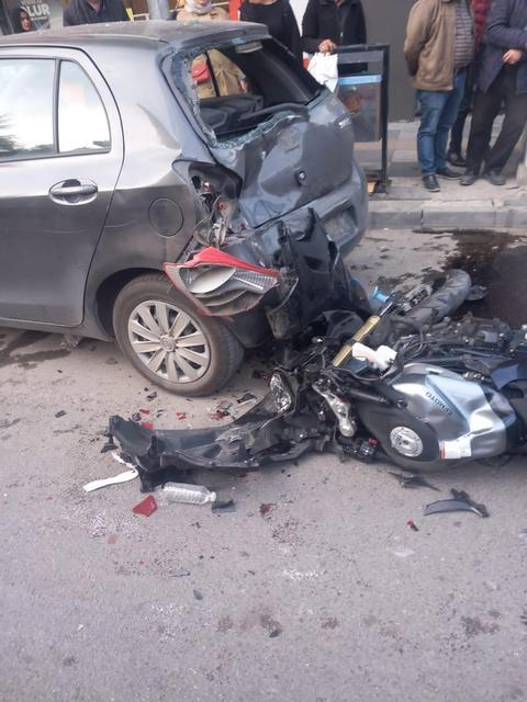 Paramparça olan motosikletin sürücüsü ağır yaralandı