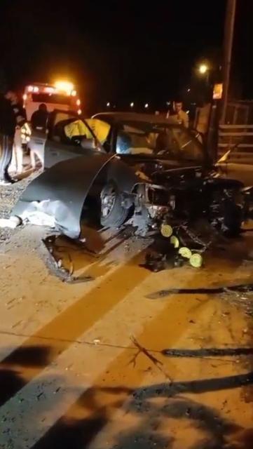 Direksiyon hakimiyetini kaybetti önce eve sonra direğe çarptı: 1'i ağır 3 yaralı