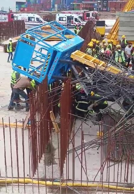 İŞÇİ BAYRAMI'NDA ÇALIŞIRKEN DEMİRLERİN ALTINDA KALDILAR: 3 YARALI