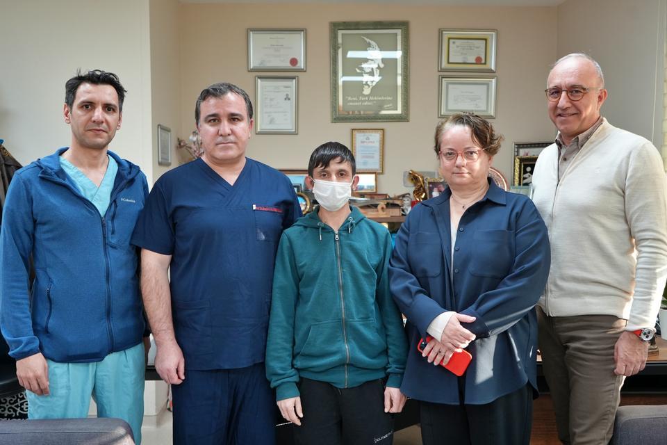 25 BİN KİŞİ ARASINDA BÖBREĞİ İKİZ GİBİ UYUMLU ÇIKTI, 6 AYLIK KIZINA KAVUŞTU ORGAN NAKLİ, BABA VE KIZINI AYIRMADI