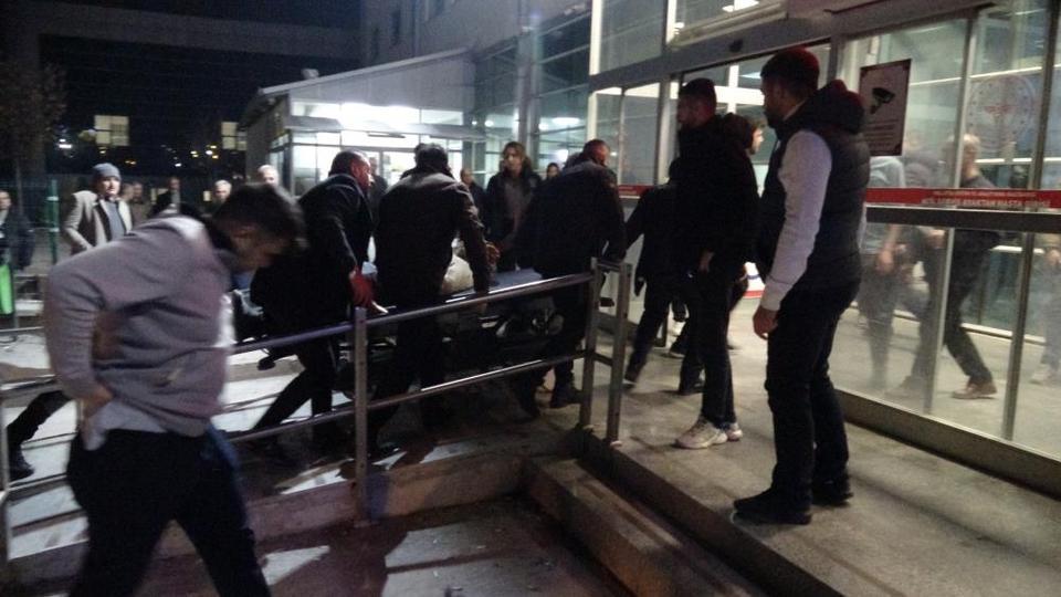 Polis merkezi önünde bıçaklı kavga: 3 yaralı