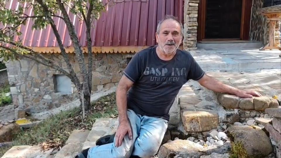 BAHÇESİNE GELEN TİLKİ İLE DOST OLDU