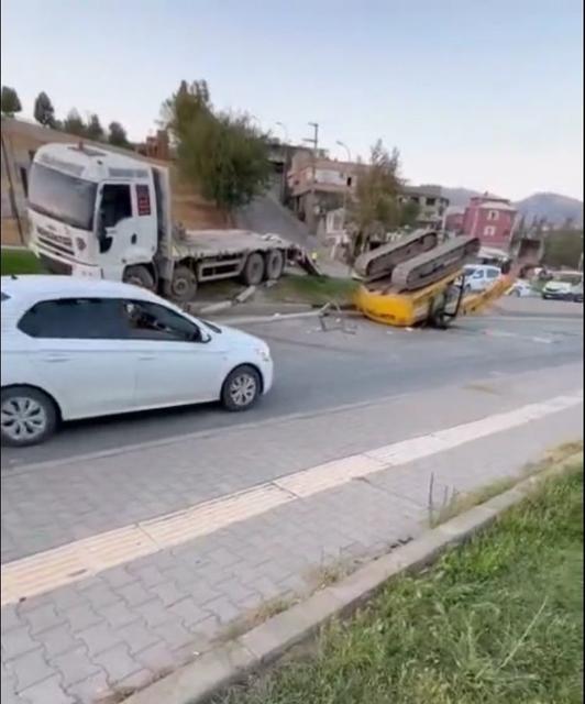 Freni boşalan tır, otomobili sürüklendi