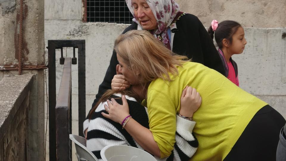 EVLERİ YANAN GENÇ KIZI ANNE VE BABASI SARILARAK TESELLİ ETTİ