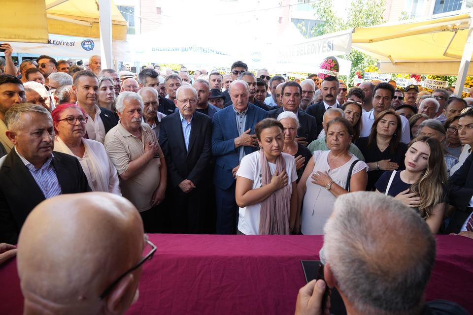 KILIÇDAROĞLU'NUN İKİZ KARDEŞİ ADİL KILIÇDAROĞLU SON YOLCULUĞUNA UĞURLANDI ESKİ CHP GENEL BAŞKANI KEMAL KILIÇDAROĞLU'NUN İKİZ KARDEŞİ ADİL KILIÇDAROĞLU İÇİN CENAZE TÖRENİ DÜZENLENDİ