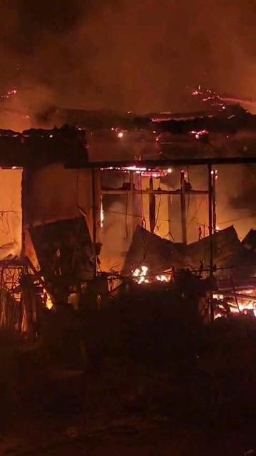 Ahırda çıkan yangın 3 eve sıçradı