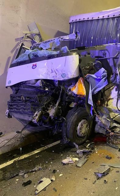 ARTVİN'DE TÜNEL İÇİNDE ZİNCİRLEME KAZA: 1 ÖLÜ, 2 YARALI