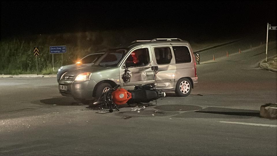 Motosiklet ile otomobil çarpıştı: 3 yaralı