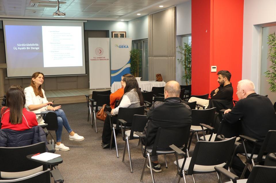 AYTO'DAN İŞ DÜNYASINA İLETİŞİM VE MARKALAŞMA EĞİTİMİ