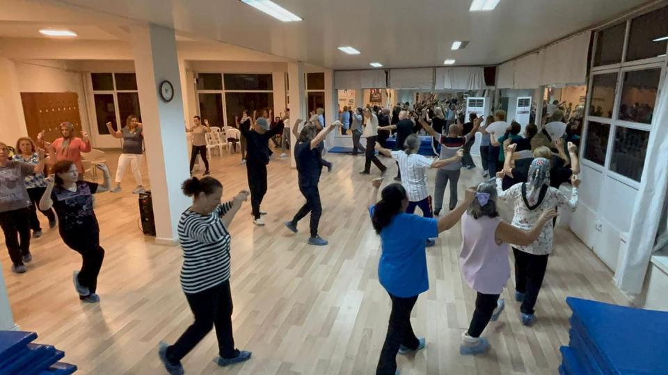 Efeler’de Halk Oyunları Kursu yoğun katılımla başladı
