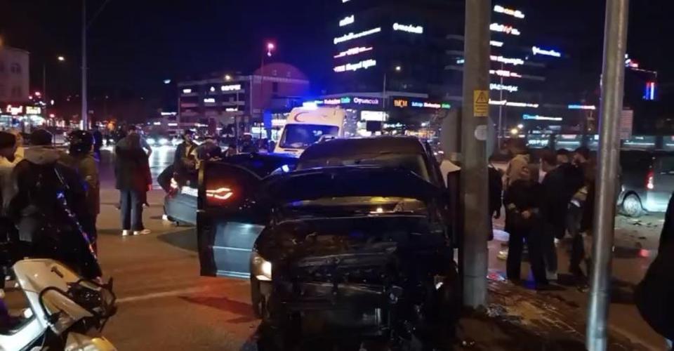 Hafif ticari araç ile otomobil çarpıştı: 3 yaralı