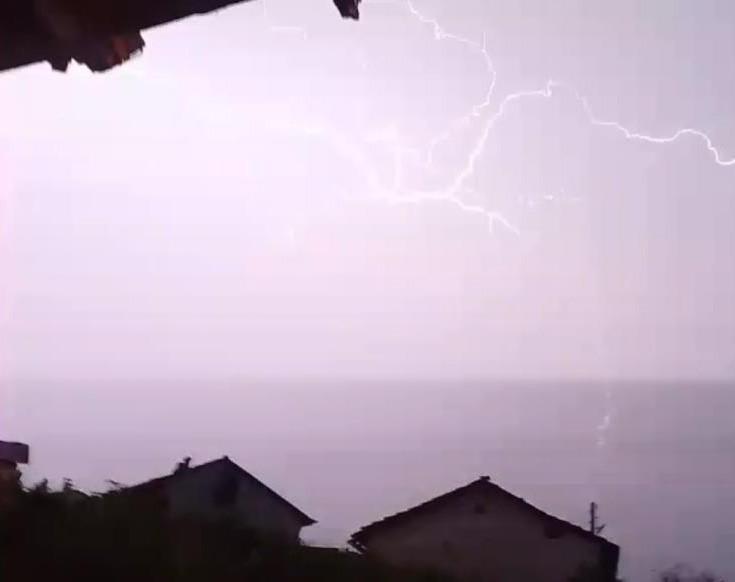 Köye yıldırım düştü