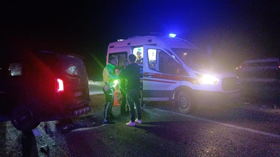 Kamyonet ile minibüs çarpıştı: 7 yaralı