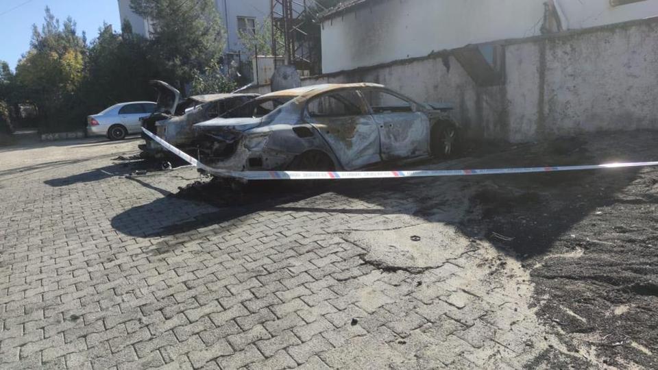 Park halindeki iki araç alev aldı