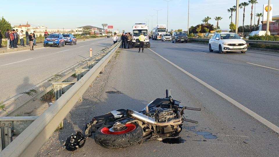BABASIYLA AYNI SONU YAŞADI: GENÇ MOTOSİKLETLİ KAZADA FECİ ŞEKİLDE HAYATINI KAYBETTİ SÜRÜŞ HAKİMİYETİNİ KAYBETTİĞİ MOTOSİKLETİ BARİYERLERE ÇARPTI, 21 YAŞINDAKİ GENÇ OLAY YERİNDE HAYATINI KAYBETTİ KAZA ANI GÜVENLİK KAMERALARINA YANSIRKEN, GENÇ SÜRÜCÜNÜN BABASININ DA YAKLAŞIK 11 YIL ÖNCE MOTOSİKLET KAZASI SONRASI YAŞAMINI YİTİRDİĞİ ÖĞRENİLDİ OLAY YERİNE GELEN GENCİN ARKADAŞI, ÖLÜMÜ GÖRÜNCE SİNİR KRİZİ GEÇİRDİ