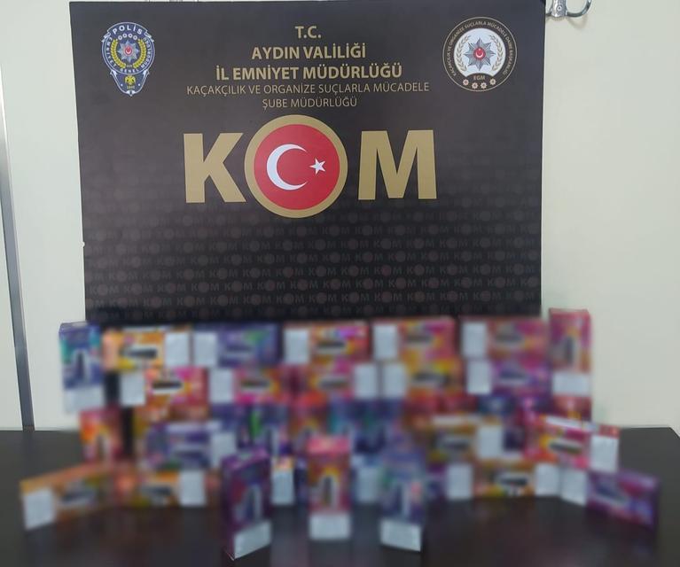 TAŞIDIĞI KOLİDEN KAÇAK SİGARA ÇIKTI