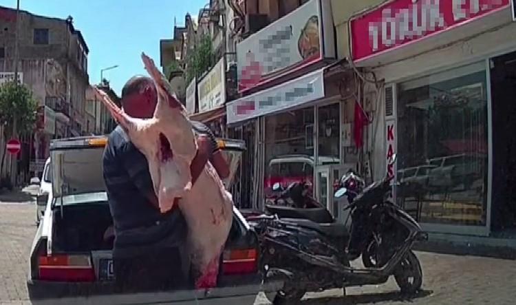 Otomobil bagajında et taşıdılar