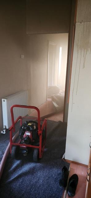 ISINMAK İÇİN ÇALIŞTIRDIKLARI ELEKTRİKLİ SOBA, EVİ YAKTI
