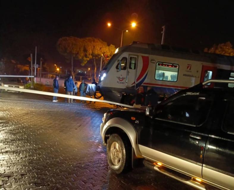 SÖKE'DE YOLCU TRENİ PİKABA ÇARPTI