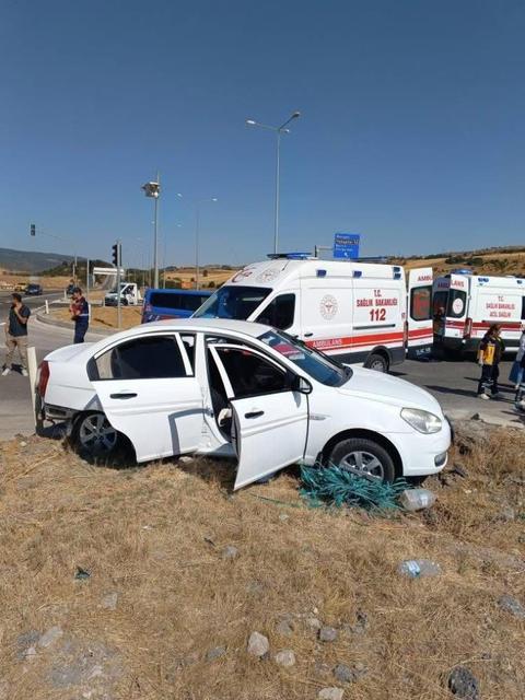 Otomobil ve hafif ticari araç çarpıştı: 1 ölü, 4 yaralı