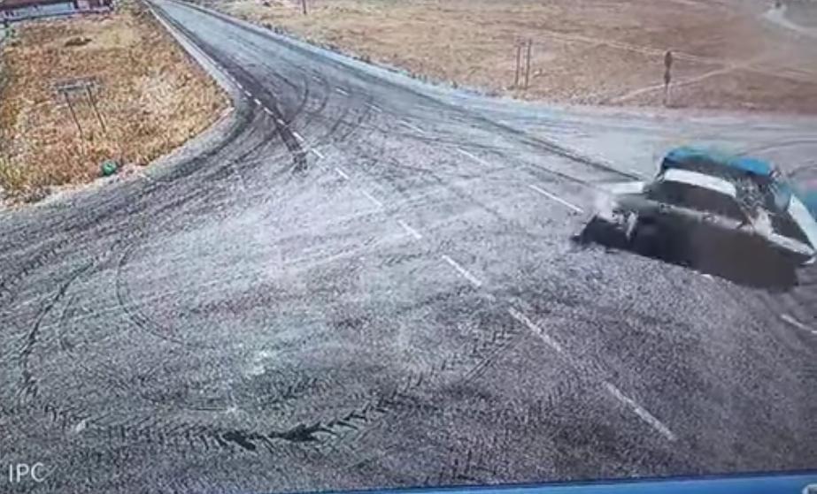 KAZA YAPAN OTOMOBİLLERDEN BİRİ ALEV ALDI KAZA ANI GÜVENLİK KAMERALARINA YANSIDI