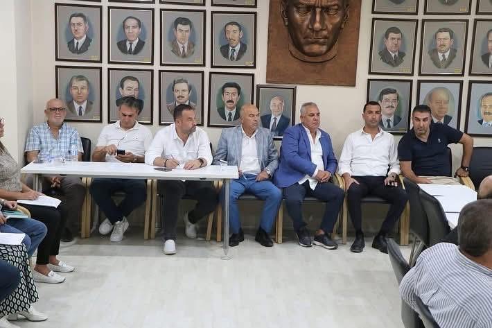 Parti içi seçimlerin yıldızı meclis üyeleri, meclis toplantısında sus pus oldu