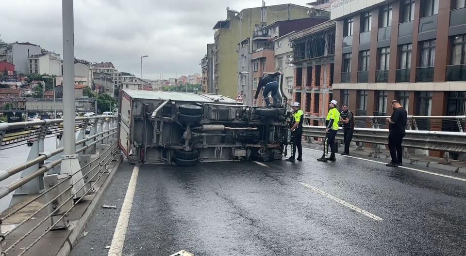 Bariyerlere çarpan kamyonet devrildi