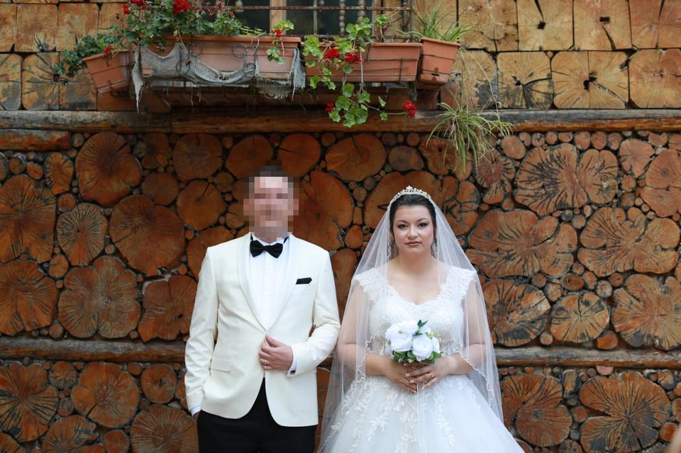 KOCASI TARAFINDAN BALKONDAN ATILDIĞINI ÖNE SÜREN ÖĞRETMEN FELÇ KALDI ADANA'DA BUNDAN 6 AY ÖNCE EVLENDİĞİ VE 21 GÜN ÖNCE DÜĞÜN YAPTIĞI KOCASI TARAFINDAN BALKONDAN ATILDIĞI İDDİA EDİLEN KADIN ÖĞRETMENİN BELDEN AŞAĞISI FELÇ KALDI