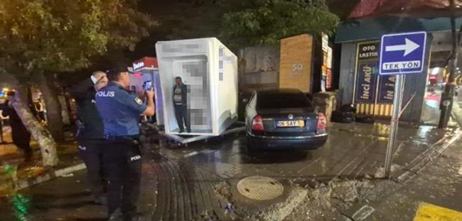 Direksiyon başında sara nöbeti geçiren sürücü ATM'ye çarptı