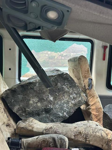 Minibüsün üzerine dev kayalar düştü, 3 kişi şans eseri kurtuldu