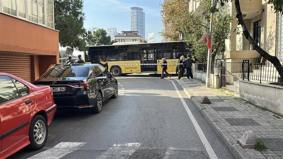 Otobüs börekçiye daldı: 4 yaralı