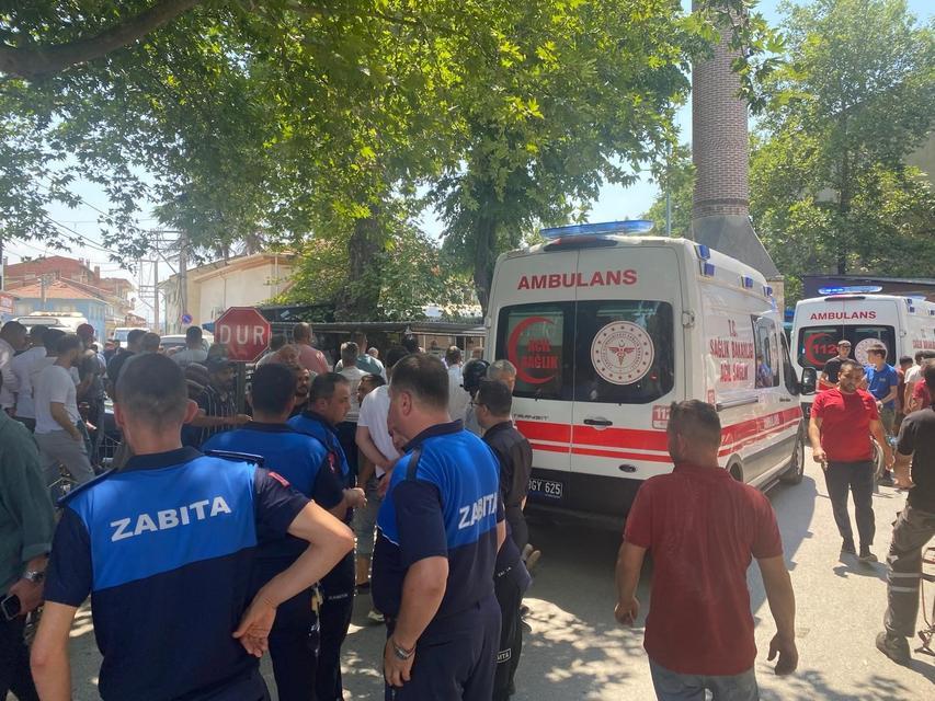 YENİŞEHİR'DE CUMA NAMAZI ÇIKIŞI SİLAHLI SALDIRI: 4 KİŞİ YARALANDI