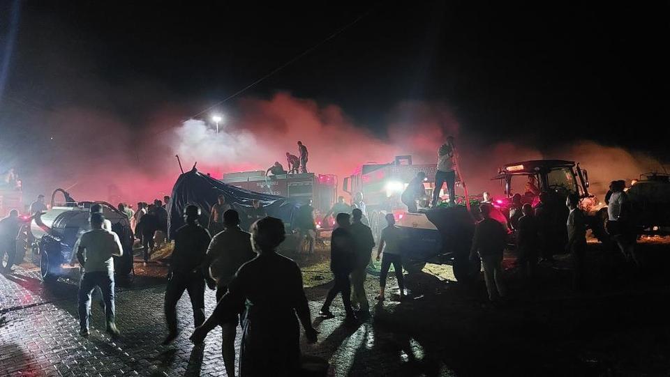 Alevler geceyi aydınlattı: 12 yapı küle döndü